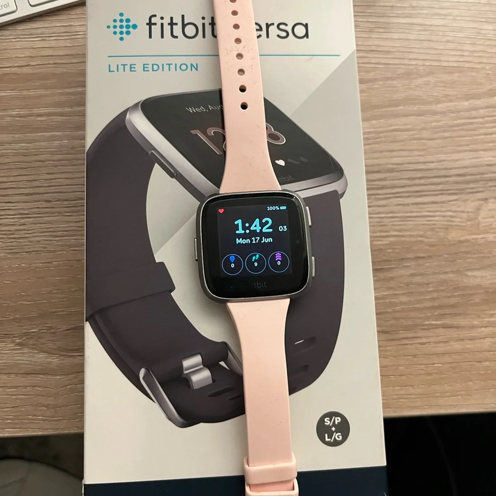 Fitbit Versa Lite Smartwatch - Soft Pink